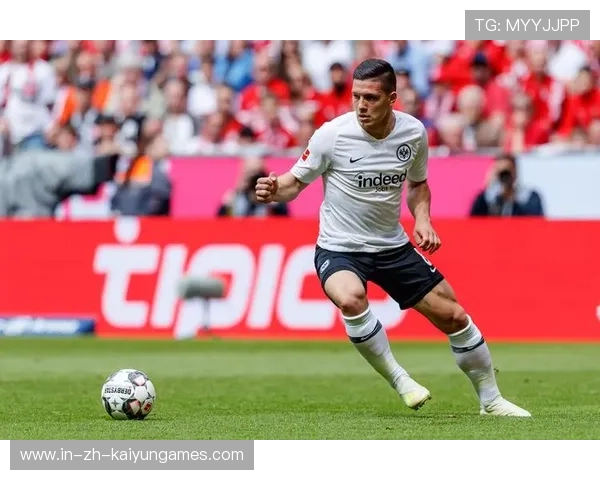 AC米兰青年队训练:体能与传球意识同步提升成为目标 AC米兰青年队训练:体能与传球意识同步提升成为目标