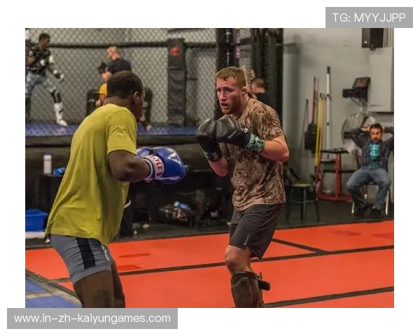 UFC短暂断电黑暗对打：极限挑战中的生死瞬间